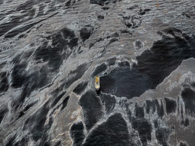 Milions de barrils de petroli vessats al Golf de Mèxic al maig de 2010. Edward Burtynky.